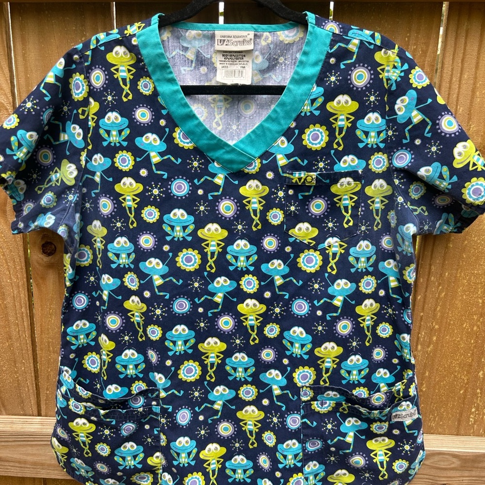 Uniform Advantage Frog Pattern Scrub Top size large
